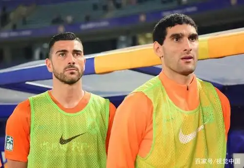 替补席上的佩莱与费莱尼