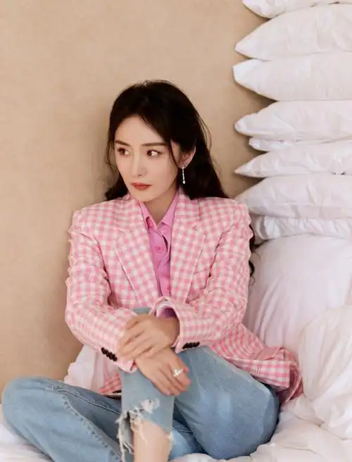 杨幂枕上大片##杨幂当燃青春预告照