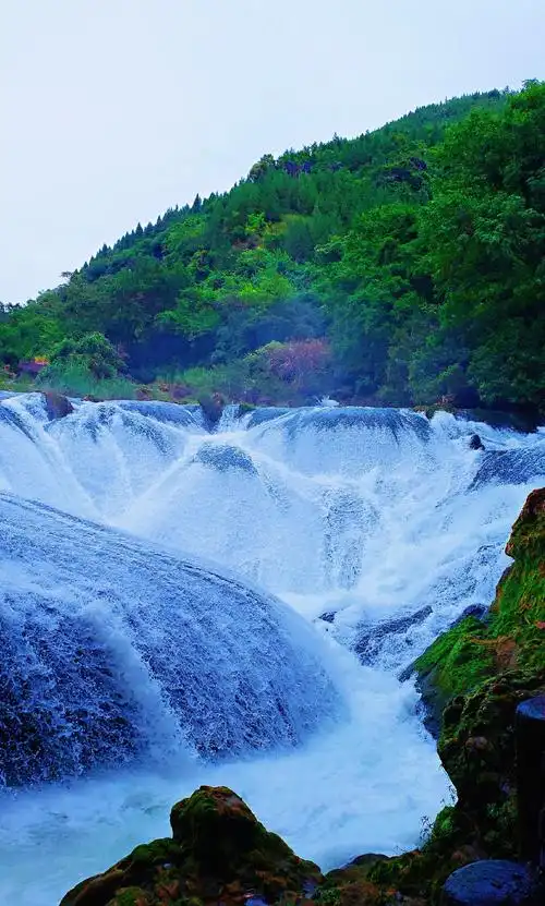这个瀑布以如丝如缕之情和如泣如歌之声而著称,其水势浩大,给人颇有