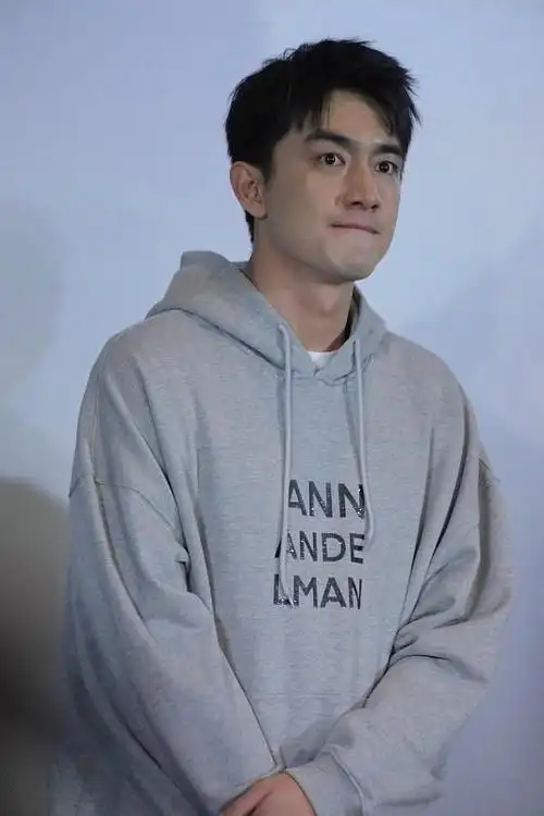 林更新生图更真实美颜后反而没了男人味穿卫衣也挺帅气