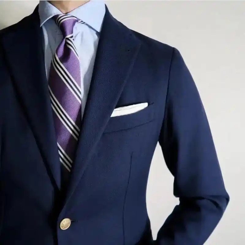 黑色的西服比较适用于正式严肃的场合,灰色西服质感低 - 抖音