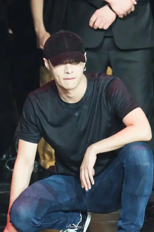 张艺兴代言匡威