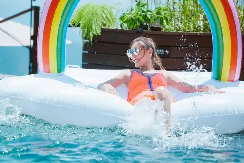 应采儿泳池戏水身材惹火 摆性感pose灿笑画面养眼