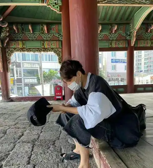 搞笑韩美男金钟仁黄旭熙一同出游穿拖鞋接地气意外撞脸丁真