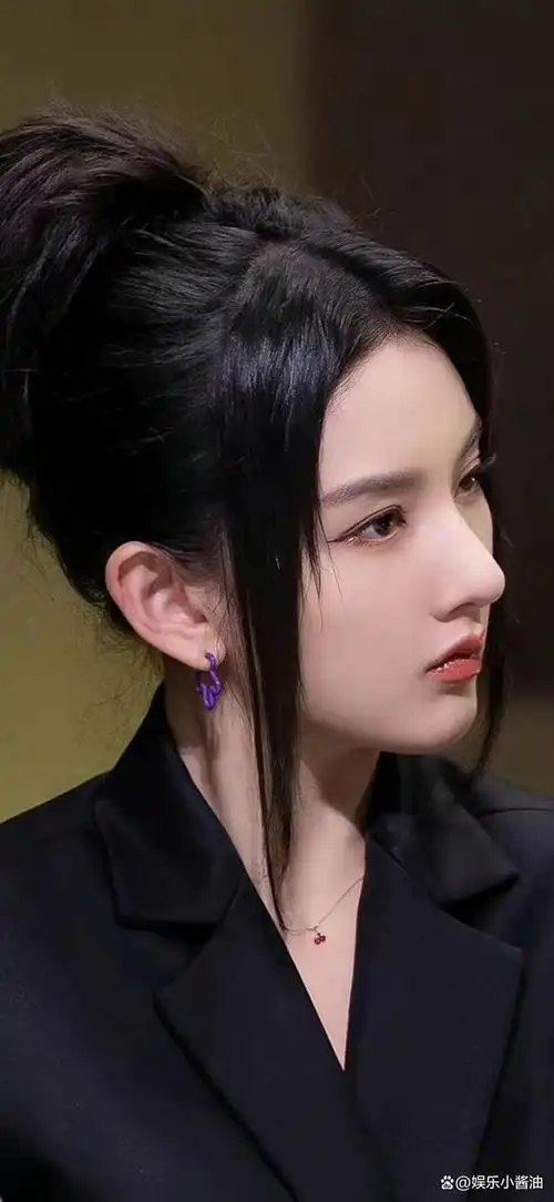 侧颜最好看的女星,刘亦菲热巴弧度最完美,宋祖儿小翘鼻赢了!