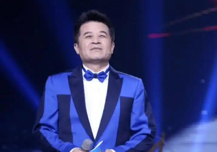 65岁毕福剑现状,满脸老年斑,两鬓斑白,已经和普通大爷没两样了