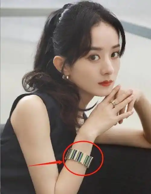 赵丽颖戴65万手镯参加商演,穿时尚裙还束腰,我被她近况的腰围迷了眼