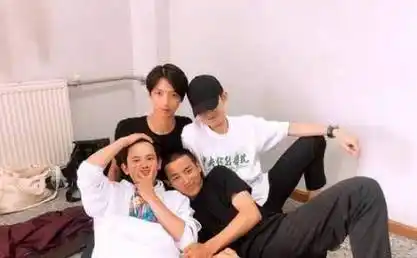 胡先煦搂易烊千玺搞怪合影,千玺戴帽略害羞,发言稿获称赞无数