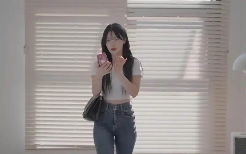 韩国美女李多惠调皮换装,紧身牛仔裤尽显调皮可爱!