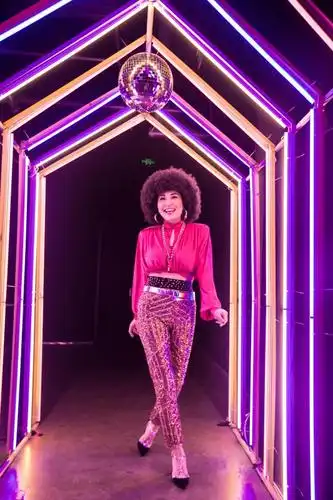 歌手张蔷53岁还染金发,素颜难掩沧桑,还不承认自己老!