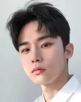 阳光男士必备发型,简约男士短发造型,短剪斜刘海修饰脸型,两边鬓角