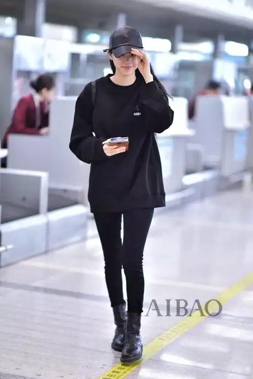 欧阳娜娜2017年11月23日杭州机场街拍:身着032c黑色卫衣