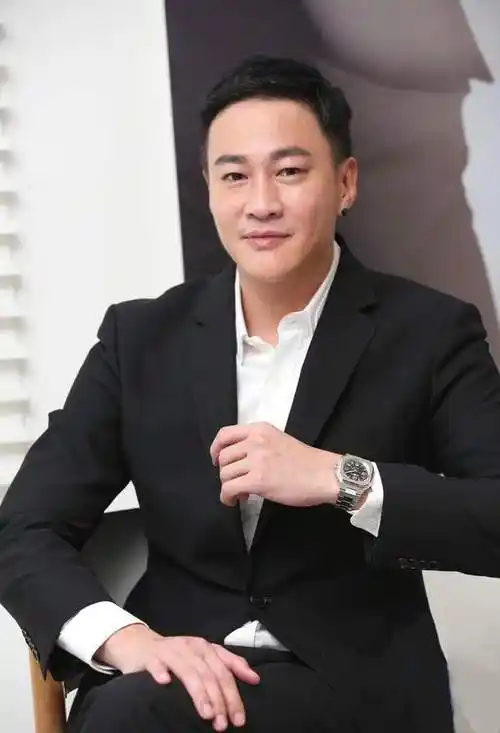 46岁何润东近照发福,与老婆相恋13年无子,自曝愿意尝试人工受孕