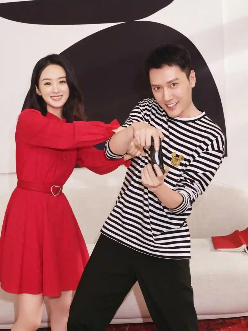 赵丽颖冯绍峰合体撒狗粮!赵丽颖白色卫衣配短裙,清新又可爱