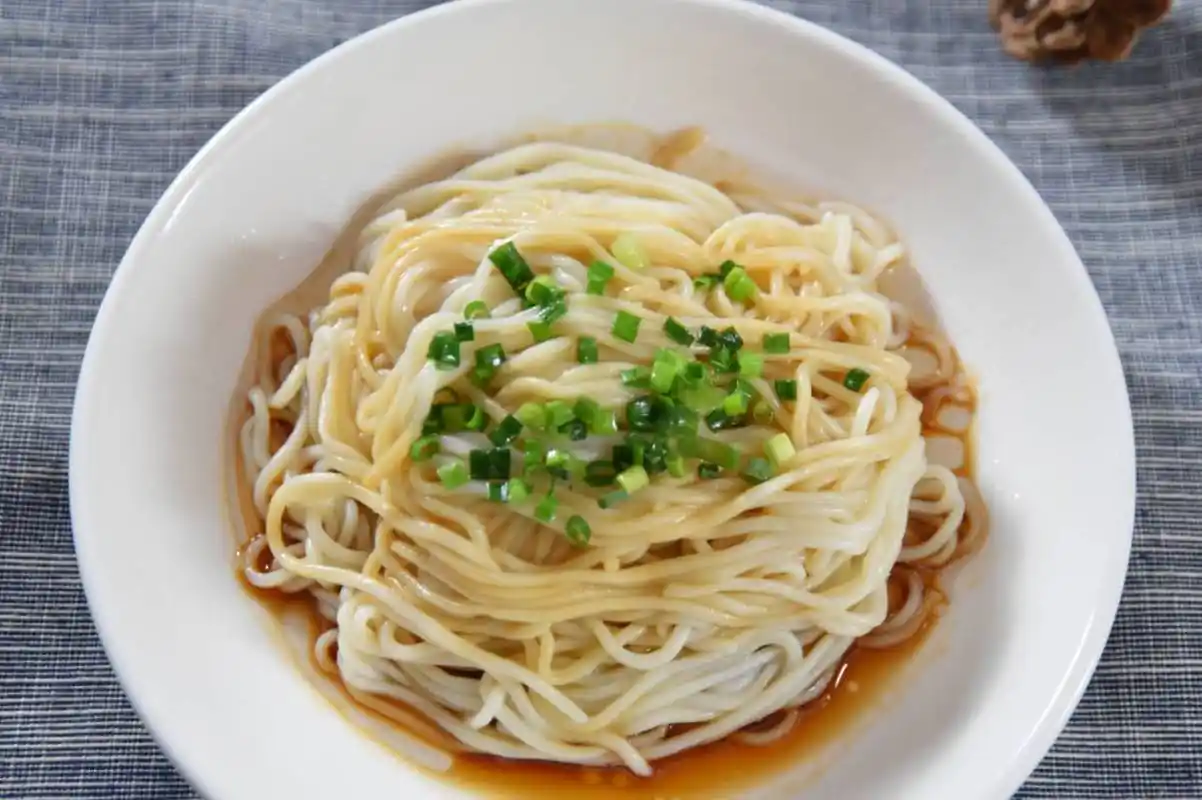 葱油拌面是一道美食,属于家常面食|葱油|拌面|美食_新浪新闻