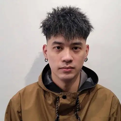 当摩根烫和狼尾男发结合在一起,时尚于个性并存,成为很多男士的杀手锏