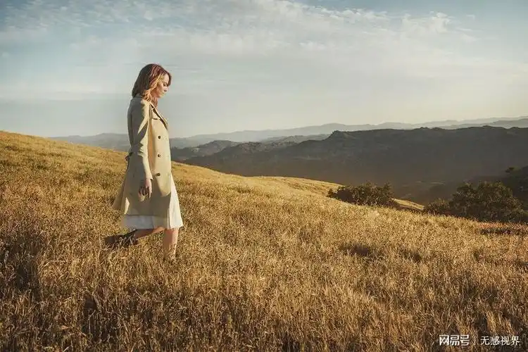 石头姐艾玛斯通登大刊封面 秀发飞扬一展随性自由魅力.