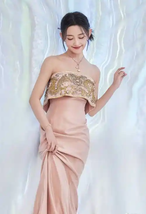 蒋依依齐胸粉色连衣裙性感写真_五官_漂亮_网友