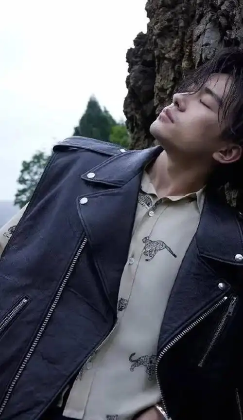 易烊千玺湿长发胡渣造型太绝了小胡茬儿真的性感又有魅力