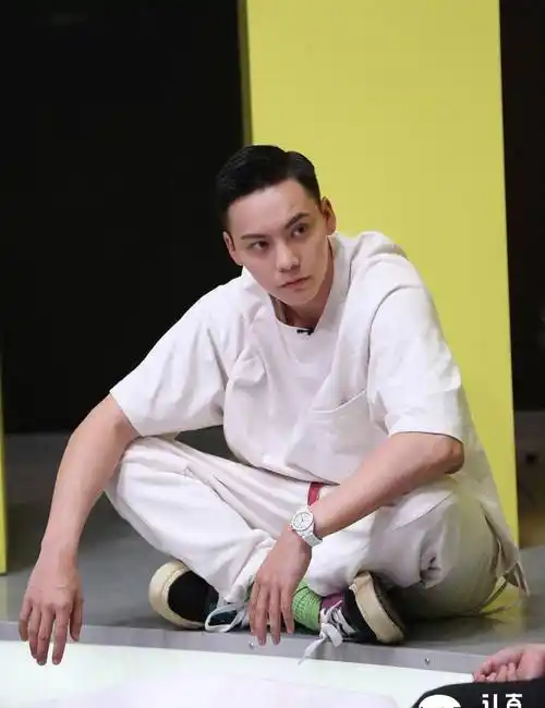 陈伟霆最新时尚大片,短发造型man到爆,硬朗帅气在线"撩"人_魅力_衬衫