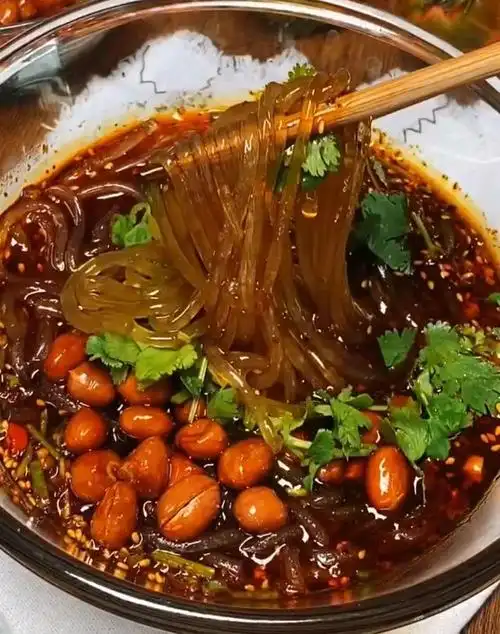 你爱吃的酸辣粉,自己在家做比煮面条都简单,口味也低的