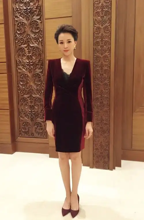 董卿线上公开露面,美颜后五官变化大彻底认不出,跟素颜判若两人