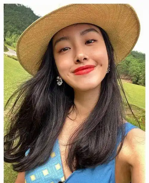 6月5日,28岁杨采钰在网上晒出了一组自己外出游玩的近照,照片中,杨采