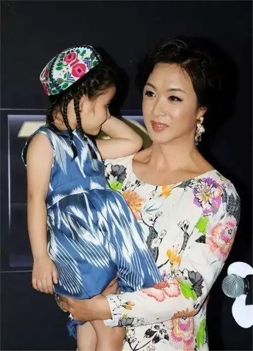 金星20年前领养的三个孩子,现如今这么