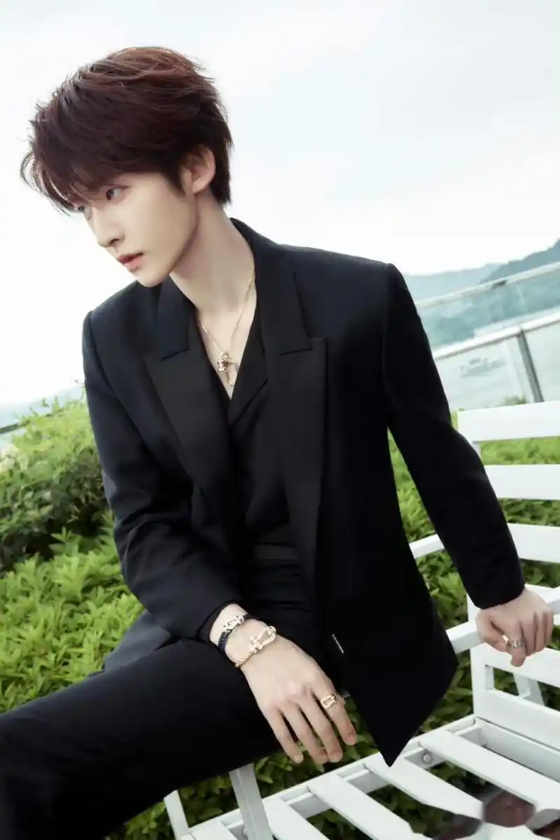 刘宇今日活动工作室出图,黑色西装清爽风格,随时绽放人格魅力!