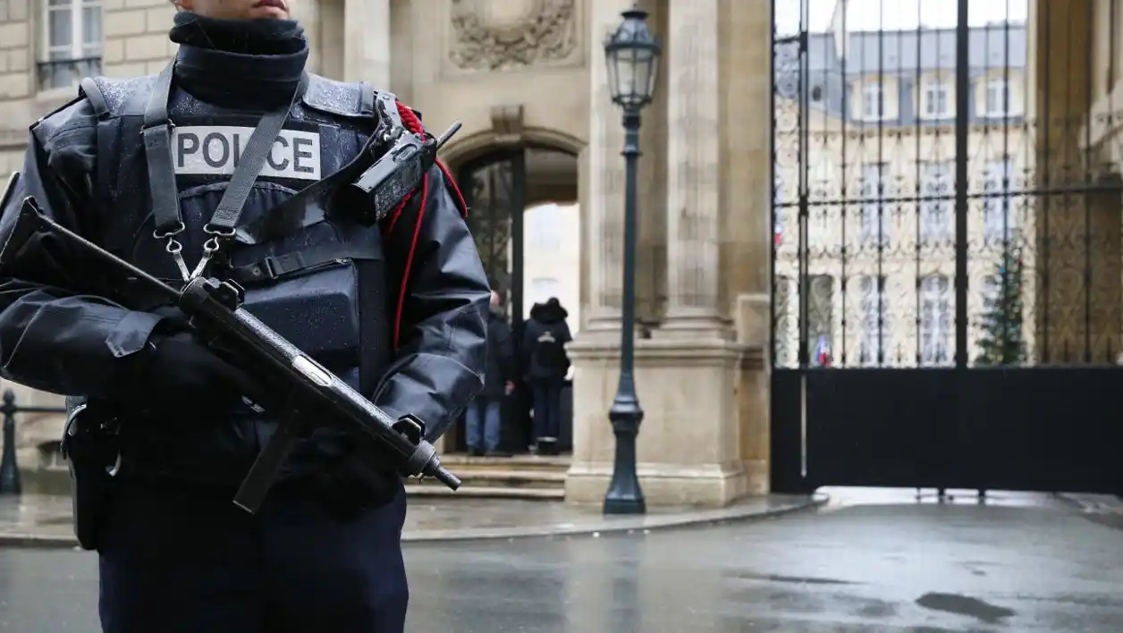 法国总统府门前的执勤警察(法新社)