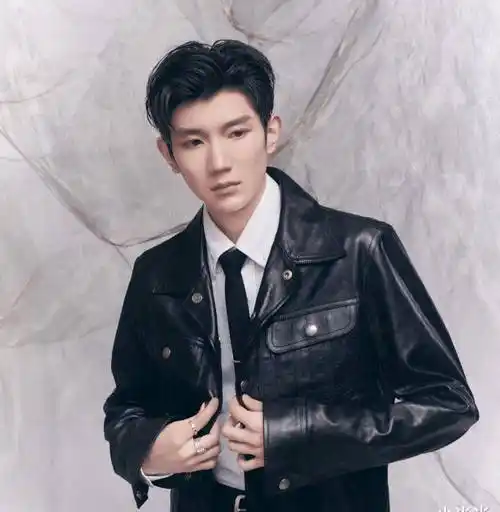 经过了这件事情,也许是为了降低热度,所以公司就直接让王源出国留 ..