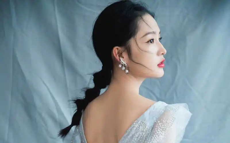 李沁黑白性感高清桌面壁纸