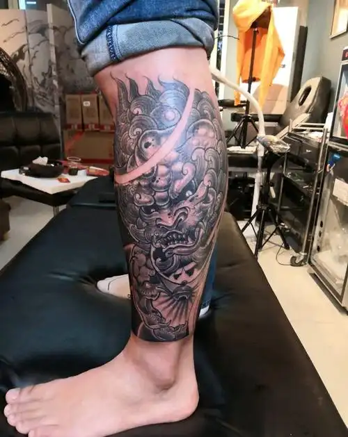 传统唐狮牡丹包小腿纹身图片_腿部新传统纹身图案