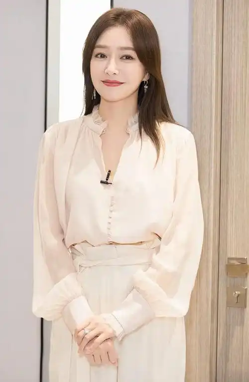 秦岚粉嫩佳人明艳写真,优雅迷人!__财经头条