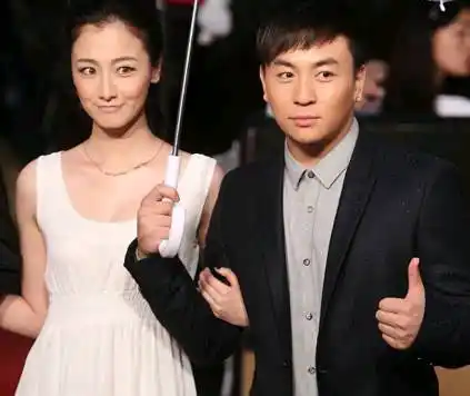 释小龙的家庭背景曝光,资产能买下整条街,父亲在武术界地位崇高