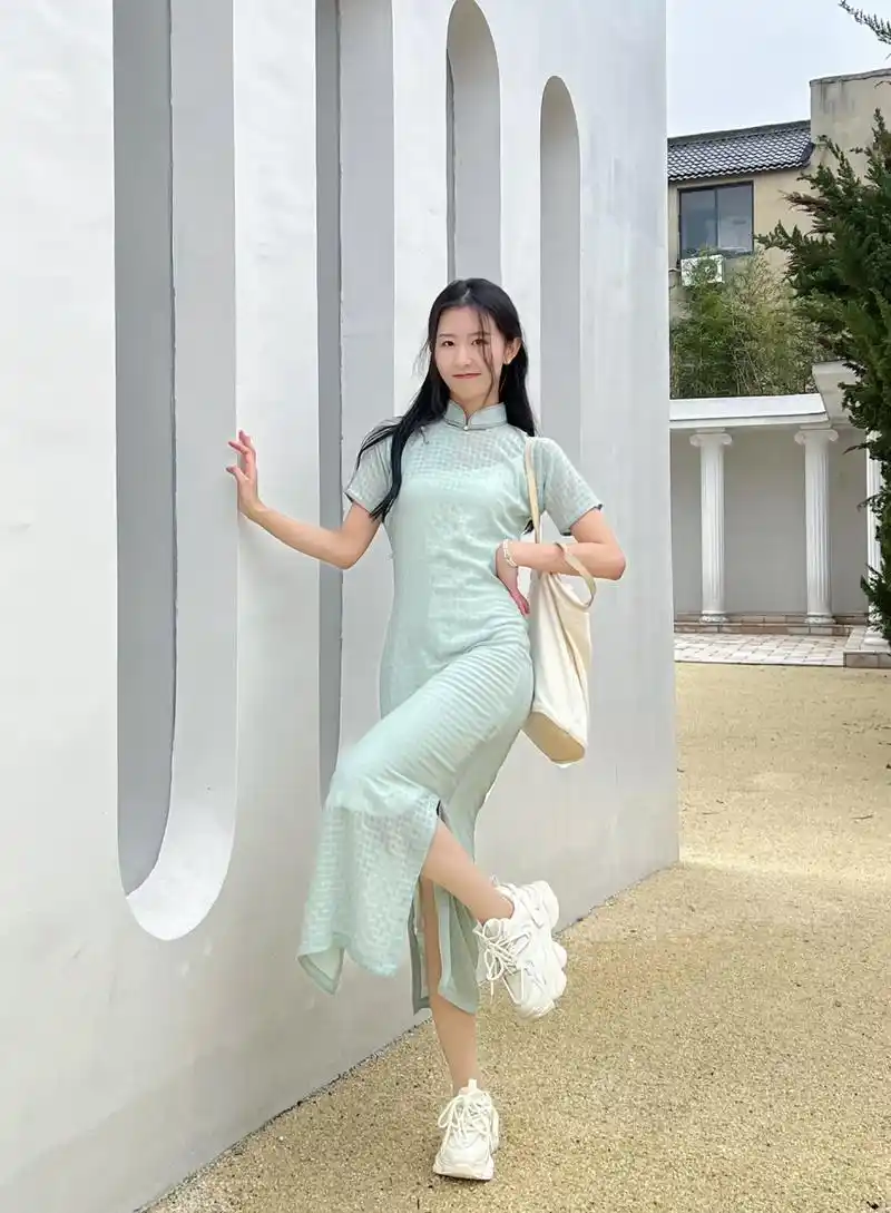 之前出过一期我穿旗袍搭配鞋的视频,就有姐妹不理解并且大为震惊,说