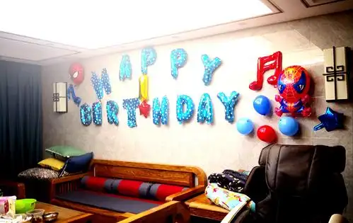 汪文乐妈妈一家人把家里用五颜六色的气球布置好,看起来非常有过生