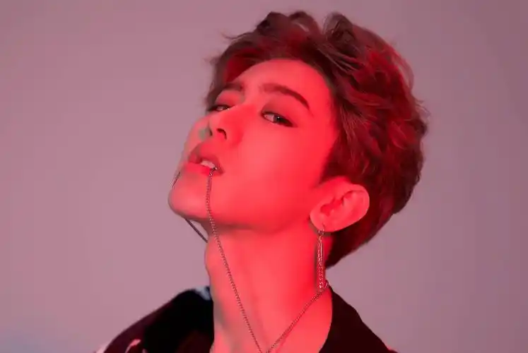 蔡徐坤撩人写真