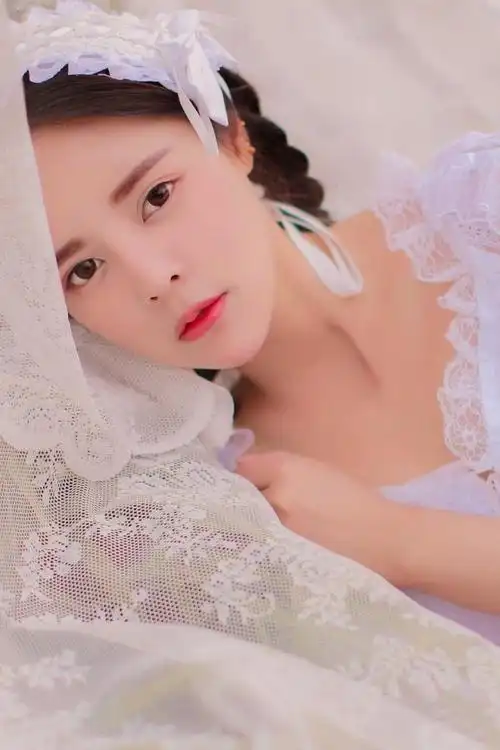 清纯麻花辫美女户外自信优雅唯美写真