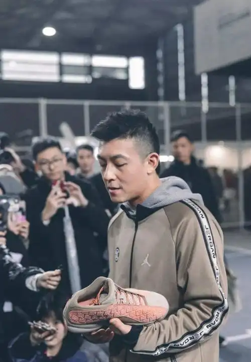 陈冠希半夜发文为黑人发声遭喷,网友:老阴阳人