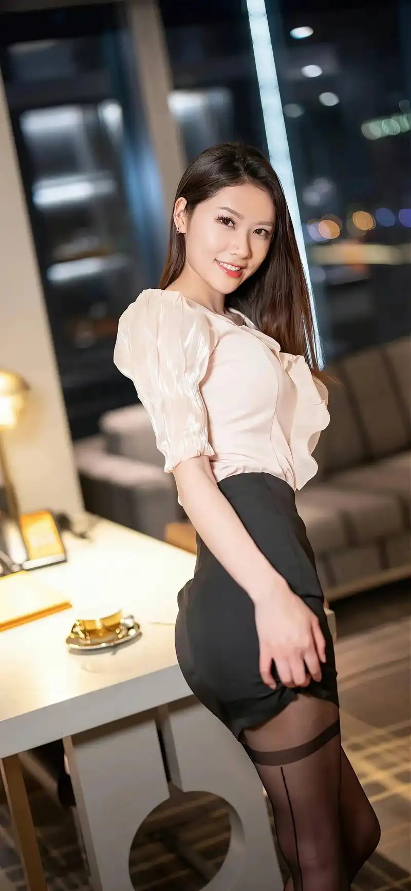 超高清壁纸:黑丝短裙长腿美女!