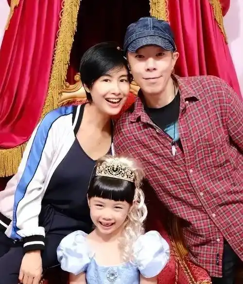 原创朱茵一家三口出镜11岁女儿黄茵造型唯美少女感十足