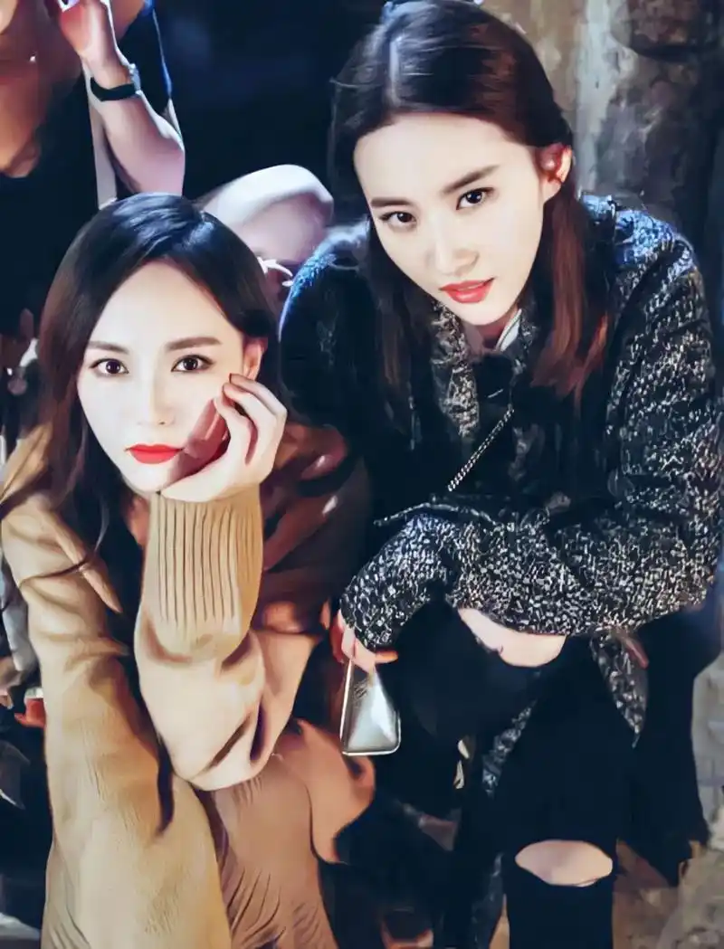 一张你可能没见过的同框,刘亦菲和唐嫣,这个样子的刘亦菲,好希望她