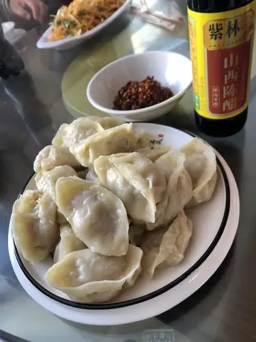 热乎乎的几盆饺子上桌,有蒸的,有煮的,有素的,有荤的,好吃!