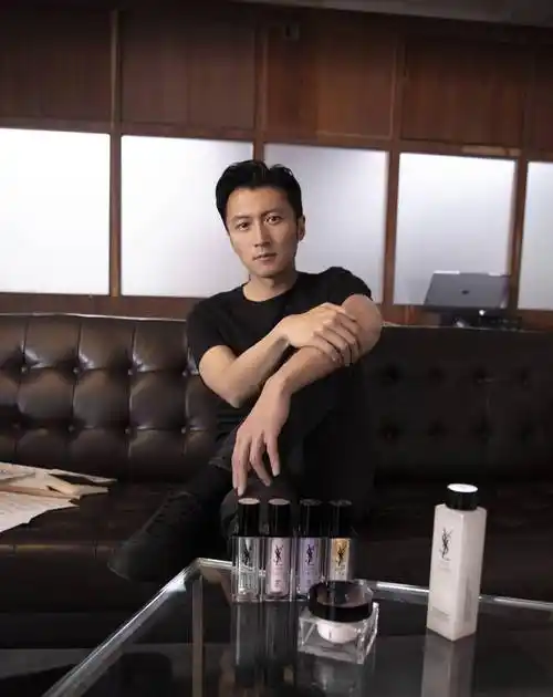 在侧梳油头的基础上,谢霆锋还进阶出了这种三七分油头,发界线大约定在