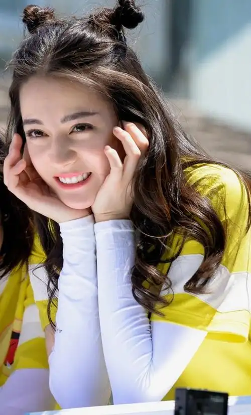 迪丽热巴的丸子头造型,可爱中带着调皮,这是暖萌红孩儿来