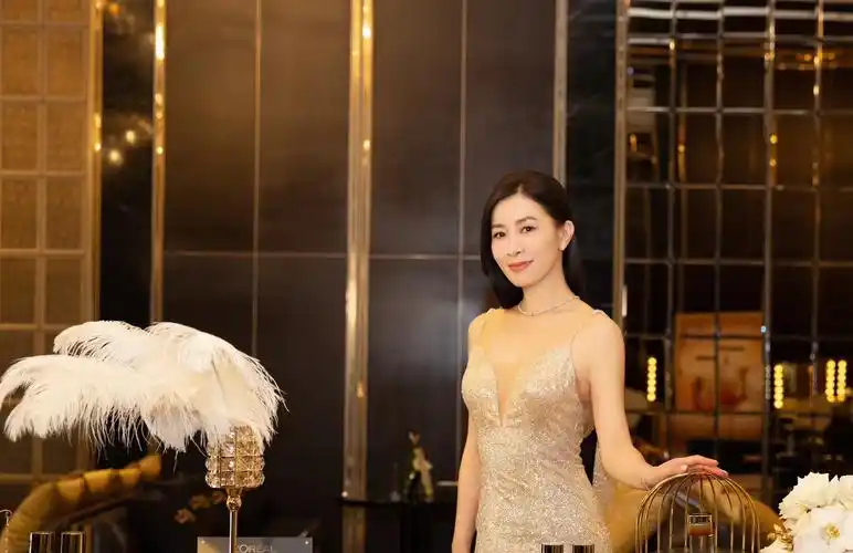 佘诗曼手持鲜花拍写真大片 星钻鱼尾裙勾勒好身材