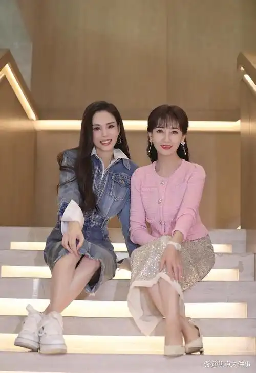 赵雅芝,李若彤合照引爆网友热议,70岁赵雅芝状态更胜一筹!