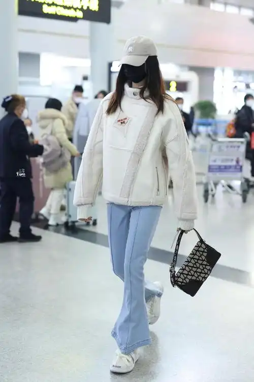 张艺凡今日机场饭拍96 白色棒球帽 白色棉服 蓝色牛仔裤……|张艺凡