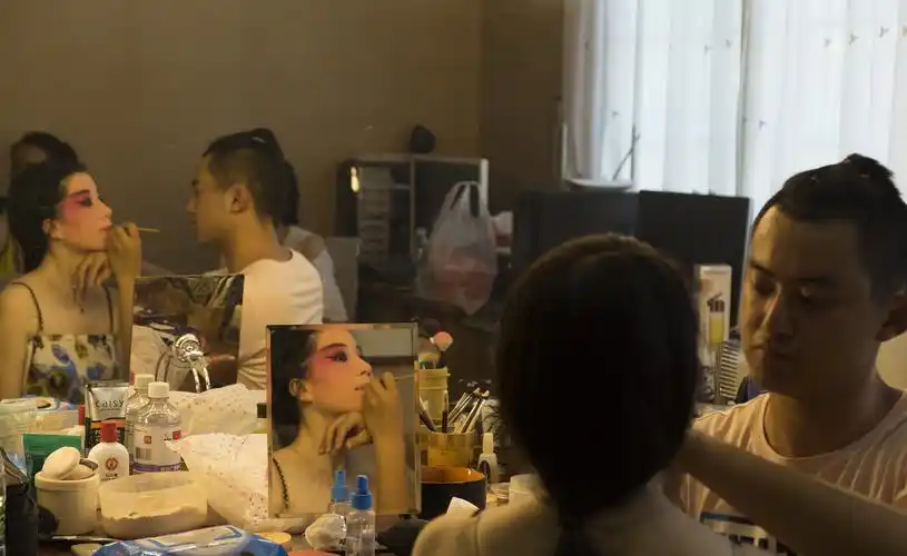 活动内容--壹 活动现场由专业戏曲化妆师为演员化面部妆容,参与活动的